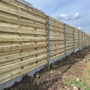 Houten tuinscherm met beton