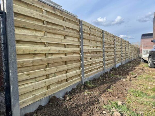 Houten tuinscherm met beton