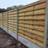Houten tuinscherm met beton