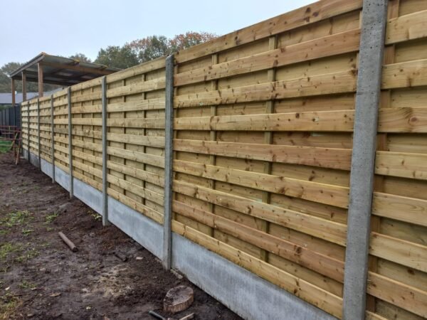 Houten tuinscherm met beton