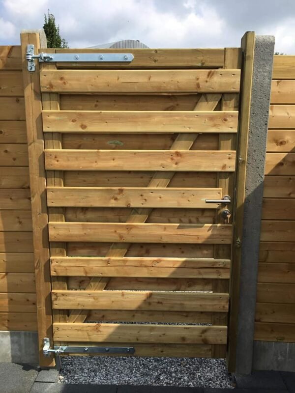 Houten-tuinscherm-2.jpg Deur voor houten tuinscherm