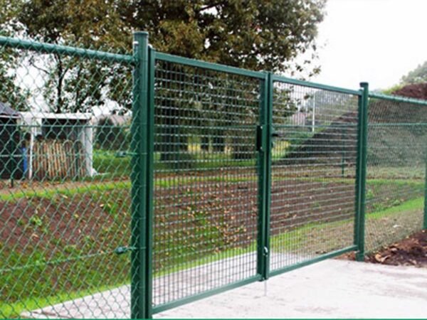 Dubbele tuinpoort met ronde palen – gelast gaas 50×50