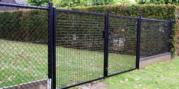 Dubbele tuinpoort met ronde palen – gelast gaas 50×50