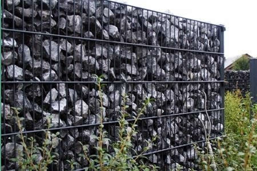 Steenkorf als tuinafscheiding